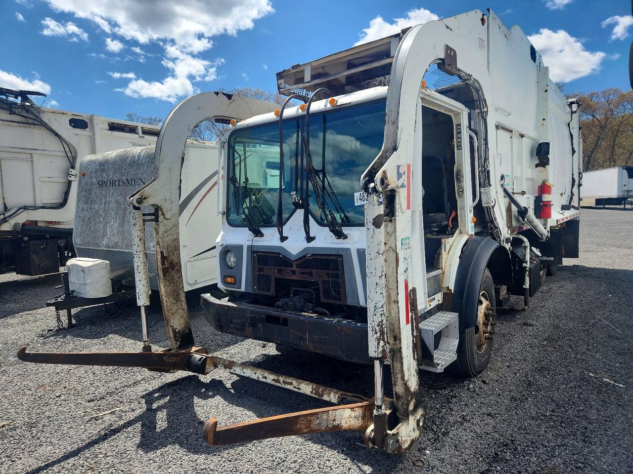 2015 MACK Mru (Terrapro) — VIN 1M2AV04C0FM013015 — photo 2